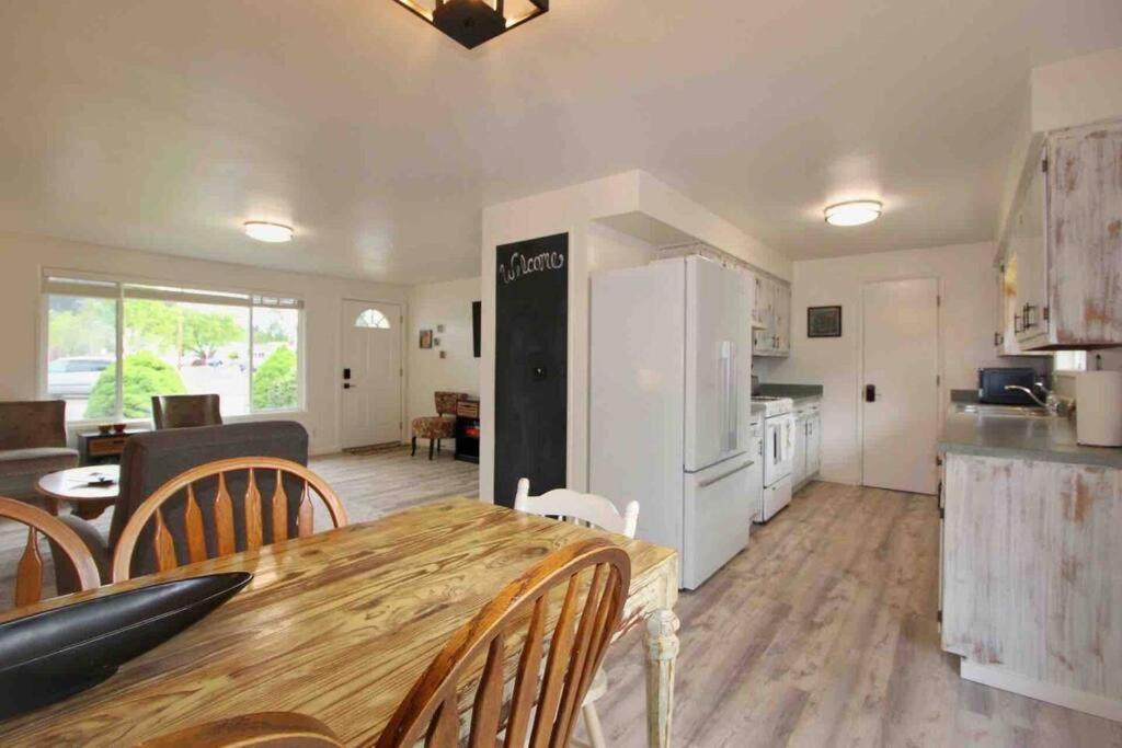 Cheerful 3 Bedroom On A Park 10 Miles From Eugene Creswell Экстерьер фото