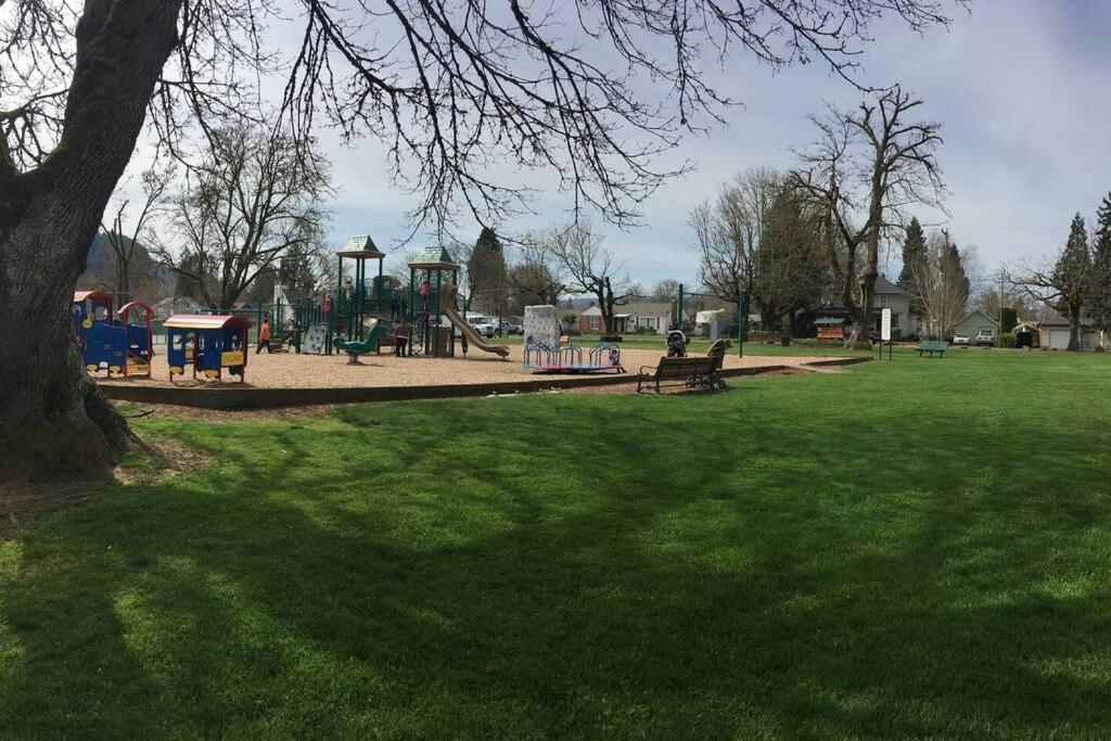 Cheerful 3 Bedroom On A Park 10 Miles From Eugene Creswell Экстерьер фото